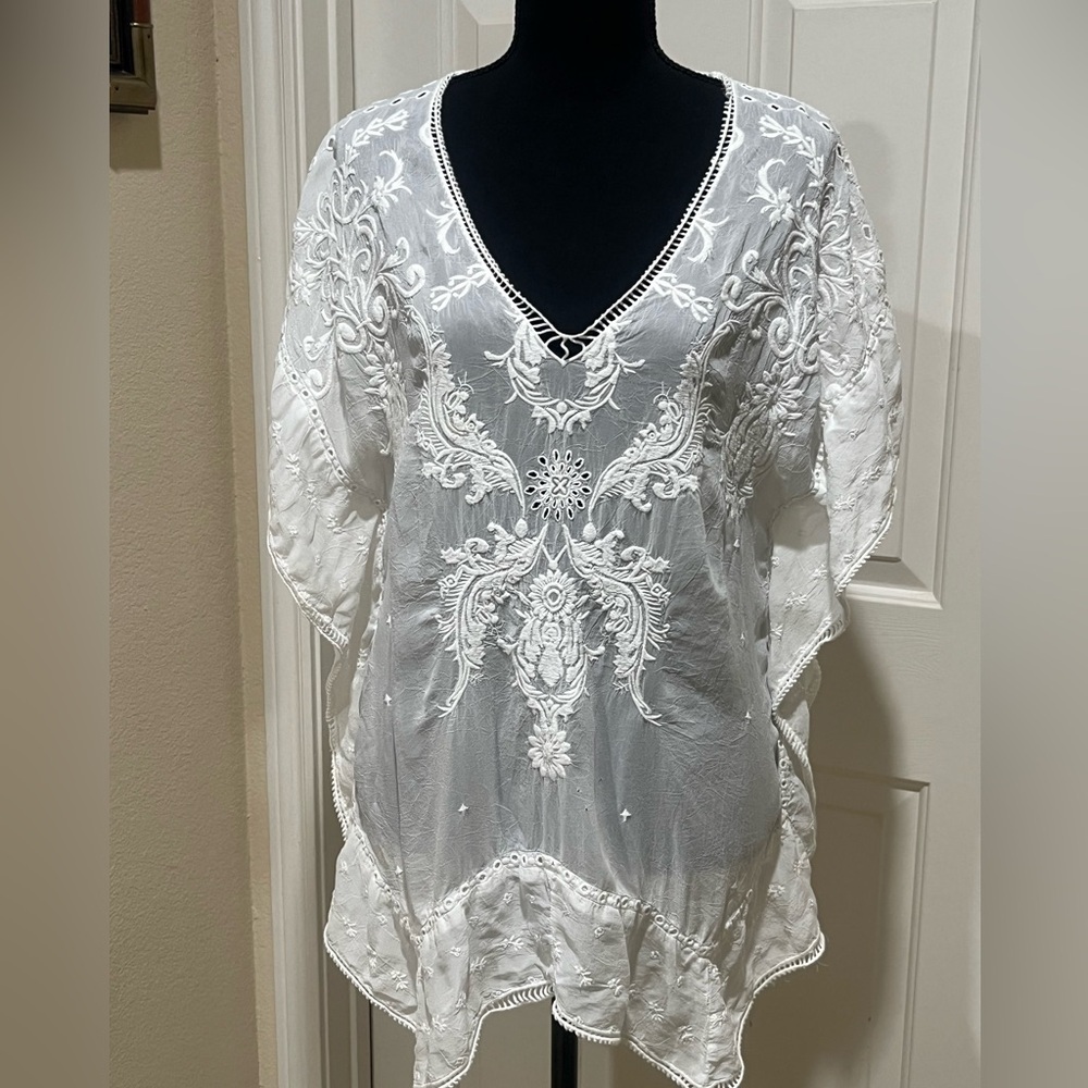 JOHNNY WAS WHITE EMBROIDERED CUT OUT CAFTAN STYLE TOP, SIZE S